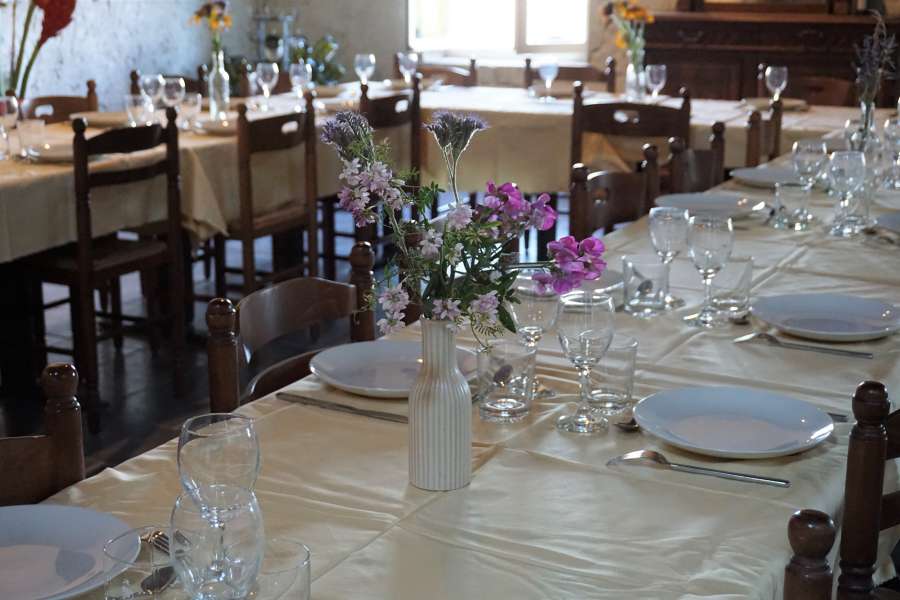 Table mise dans la salle des vendanges