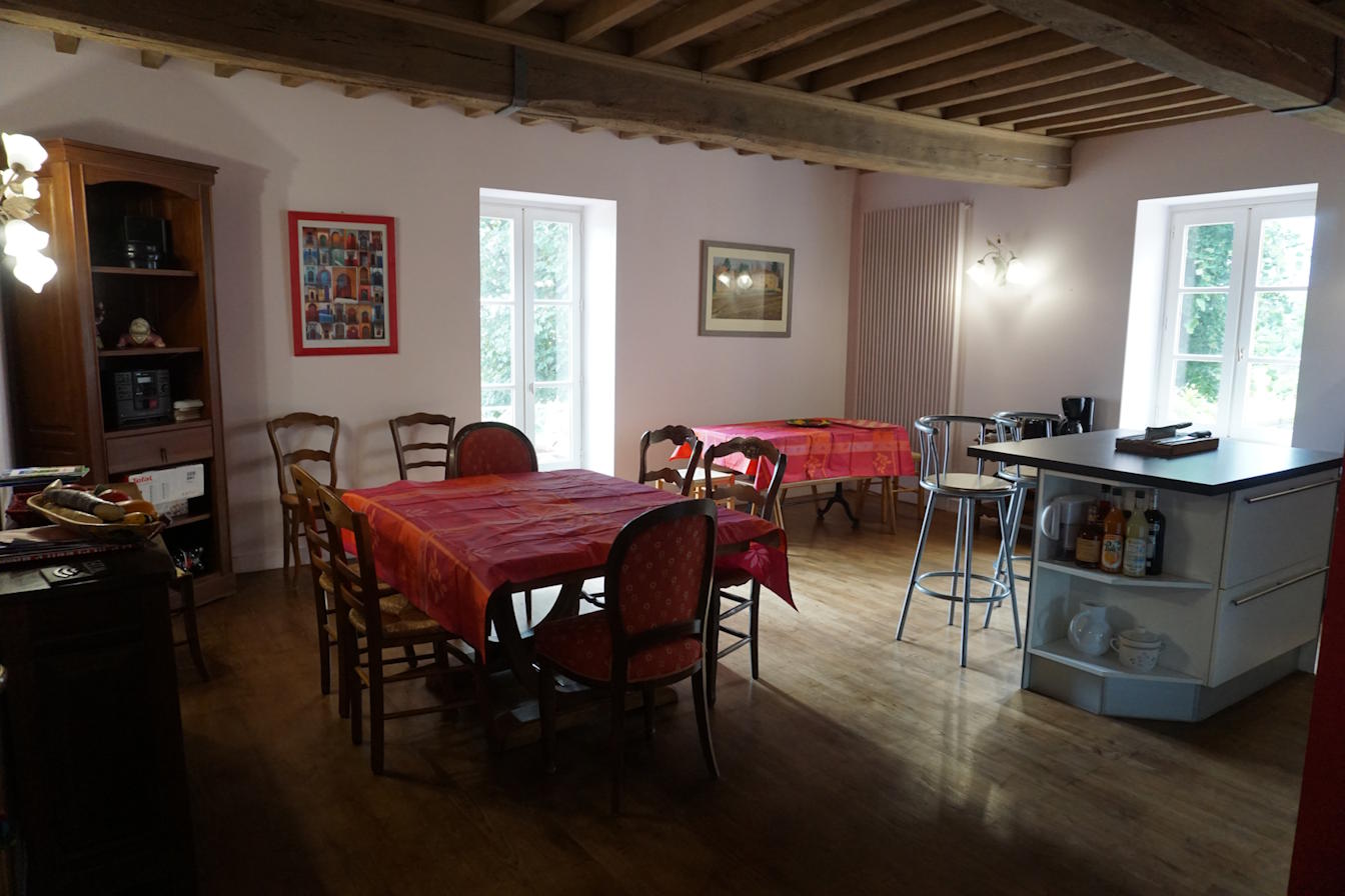 Vue de la grande cuisine du gîte du Clos Saint Abram attenant